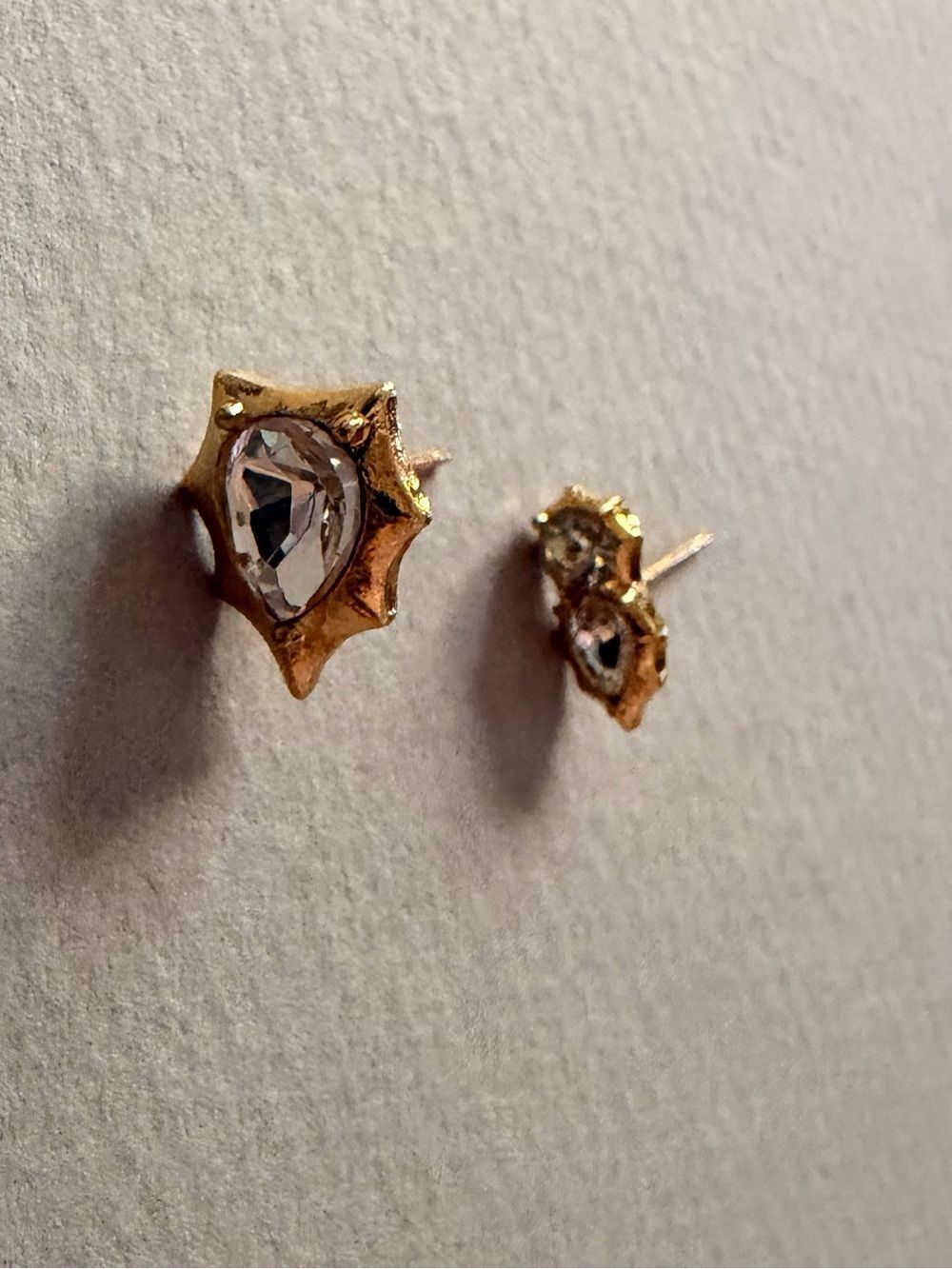Gold minimalist Stud Earrings A2151 - Picture 5 of 7